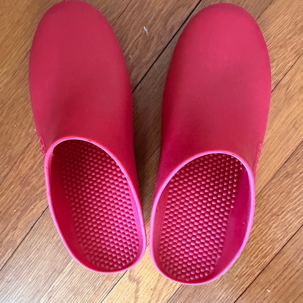 Calzuro Bihos Hot Pink Slip-On Clogs